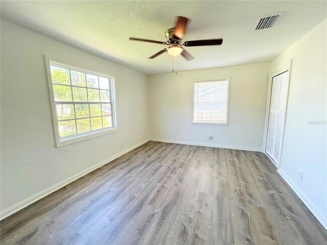 Building Photo - 1528 W River Shore Way