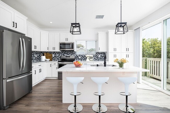 Building Photo - 4bd/2ba home with AC, off street parking and private yard!