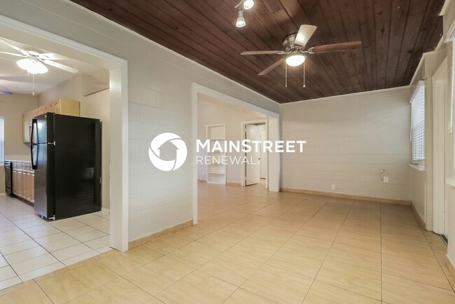 Building Photo - 4 Bedroom Pet-Friendly Home in Orlando, FL with Main Street Renewal