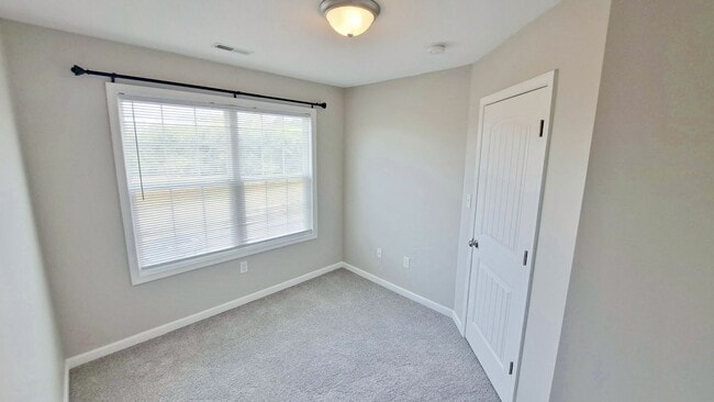 Building Photo - 3 Bed / 2-1/2 Bath Single Family Townhome w/1-Car Garage