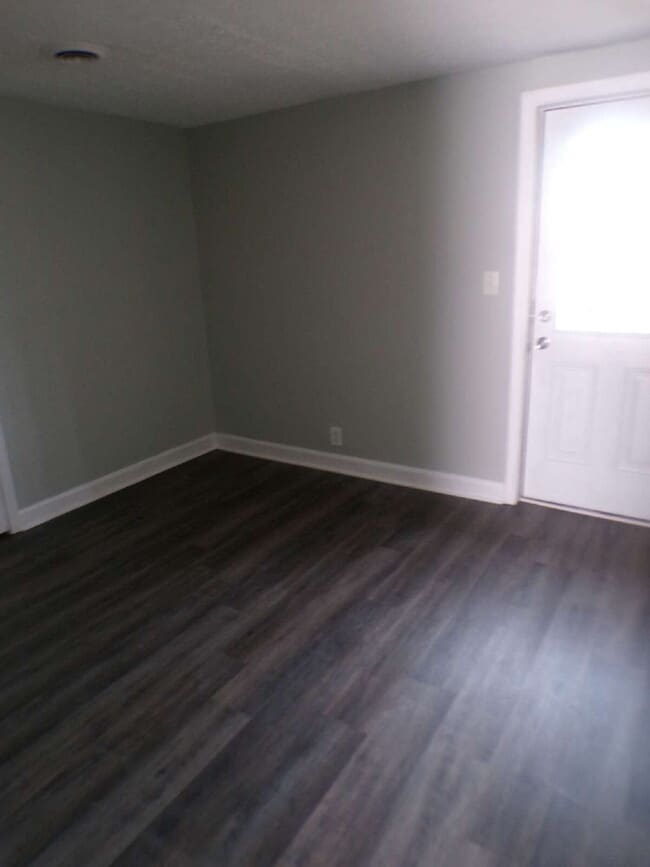 Building Photo - 2 bedroom 1 bath apartment near Church Hill Downs and University of Louisville, all utilities inc...