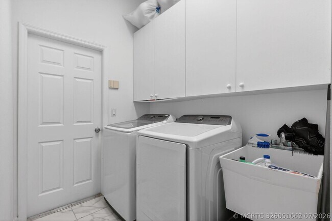 Building Photo - 416 SW Horseshoe Bay