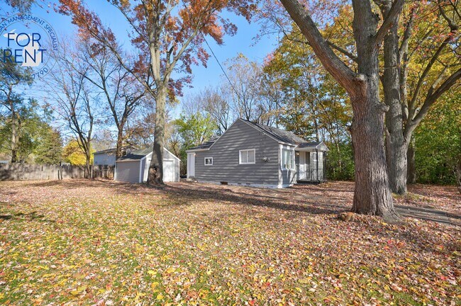 Building Photo - 2429 Lincoln Manor Dr