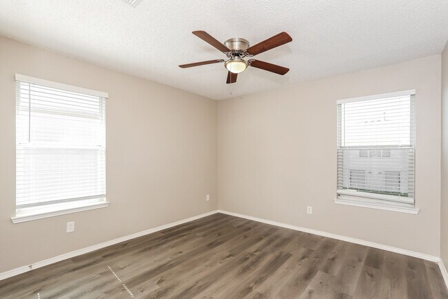 Building Photo - 7802 Mason Dells Dr