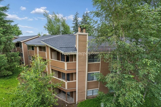 Building Photo - Light Filled Clackamas Condo with Covered Balcony and Community Amenities