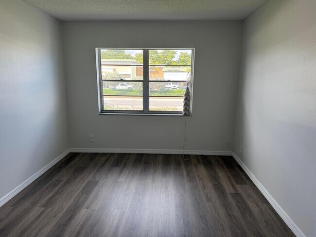 Building Photo - 1113 Lake Terrace