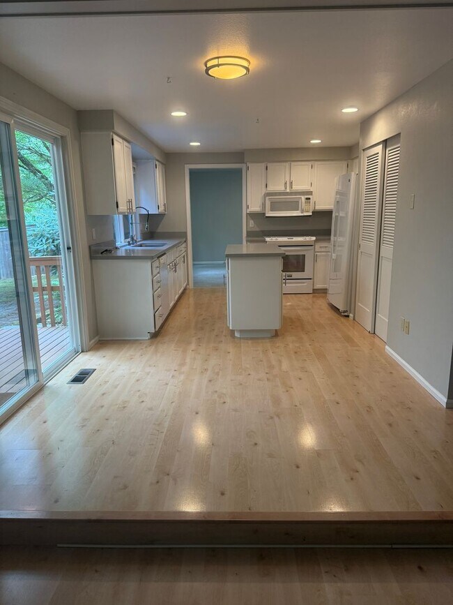 Building Photo - $3850.00 3 Bedroom 2.5 Bath Modern Style Home in Kirkland