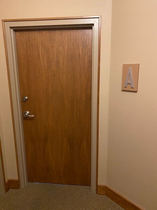 Building Photo - One Bedroom Apartment