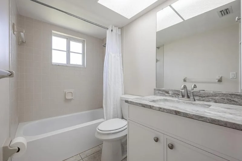 Building Photo - 628 SE 13th St