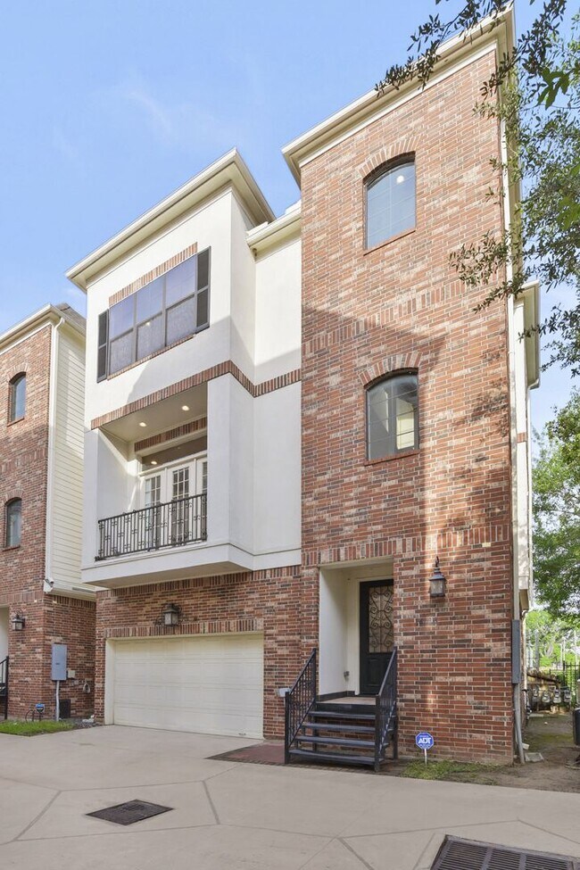 Building Photo - Elegant 3-Bedroom Home in Gated Inner Loop...