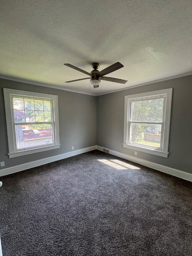 Building Photo - 3 bedroom / 2 bathroom home with Fenced Backyard For Rent on the Popular Kingman Blvd!