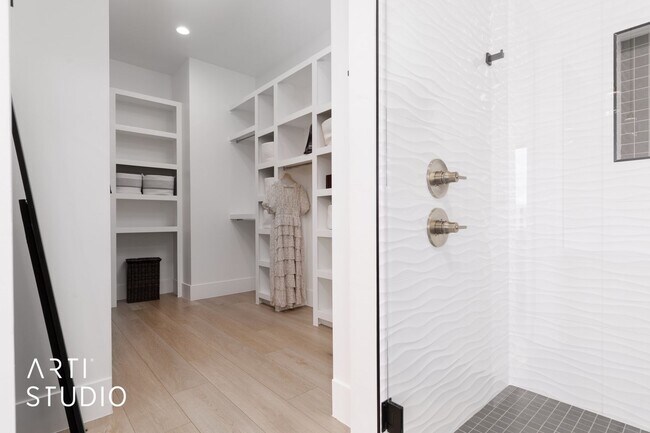 Building Photo - Beautiful 6 Bedroom 4.5 Bathroom Home in D...
