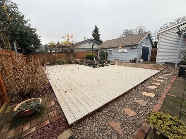 Building Photo - 2 Bedroom 2 Bath Newberg OR 97132 6 Month Lease