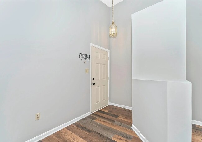 Building Photo - Beautiful 3rd floor condo in Jefferson ava...