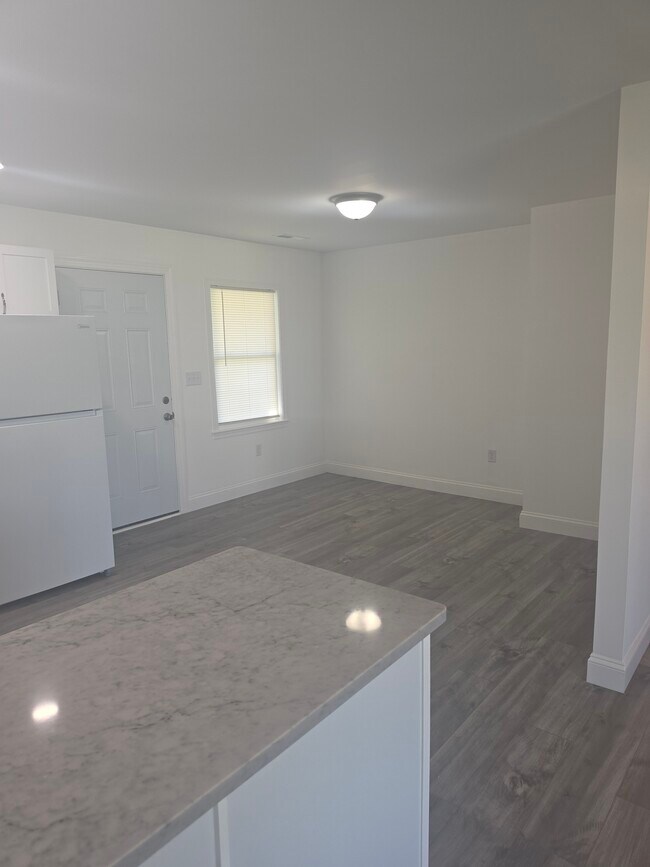 Building Photo - 745 River Rd