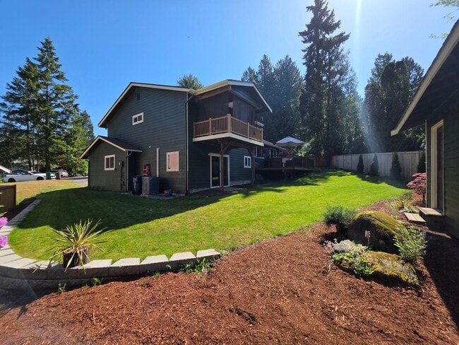 Building Photo - Lea Hill tri-level home - 3 bedroom 2.5 bath home - Feels like new/ Remodeled - A Must see - Avai...