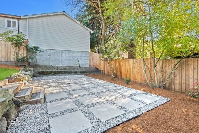Building Photo - Gorgeous AIR CONDITIONED West Seattle Char...