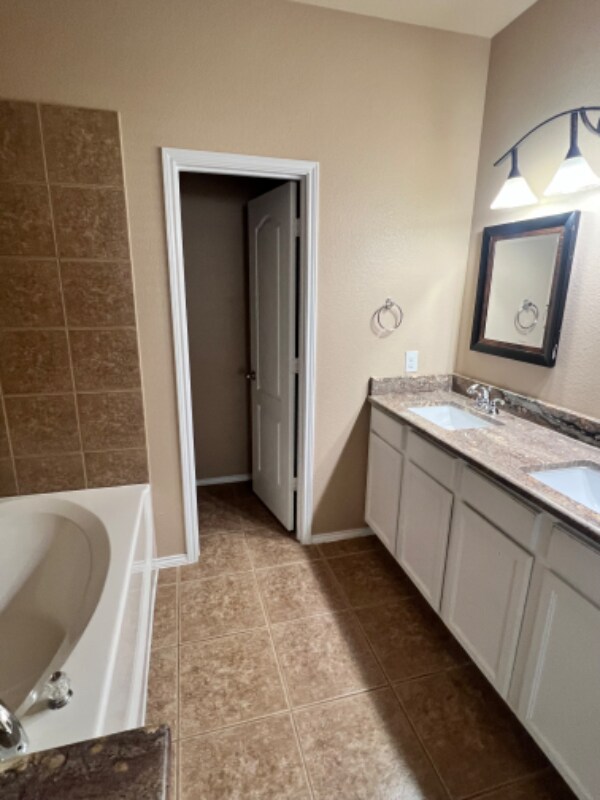 Building Photo - 4504 Red Robin Ct