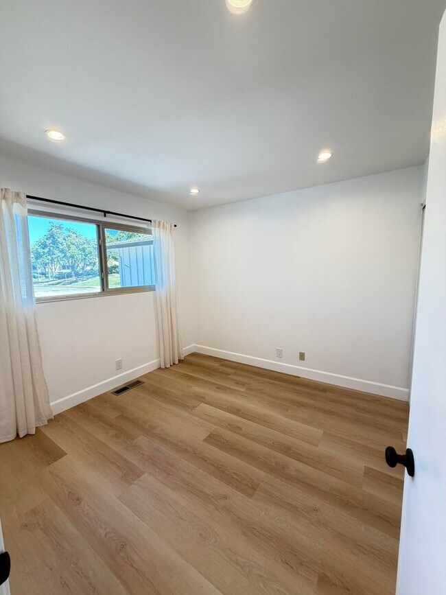 Building Photo - 9887 Broadmoor Dr