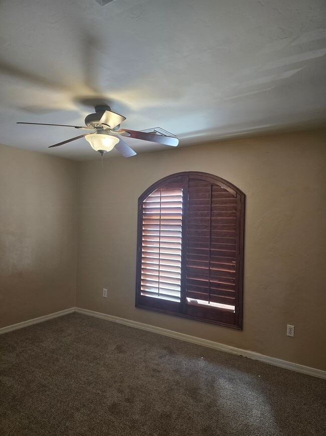 Building Photo - FREE RENT FOR OCTOBER AND $100 VISA GIFT C...