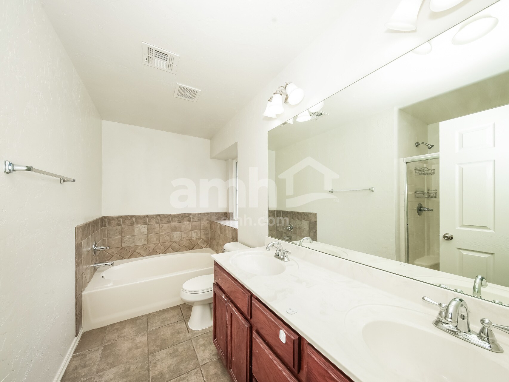 Building Photo - 4129 Queens Dr