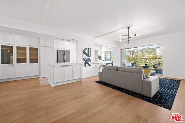 Building Photo - 838 N Doheny Dr