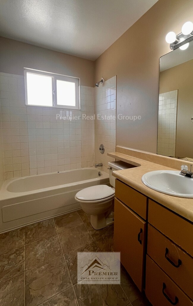 Building Photo - 1751 Shenandoah Dr