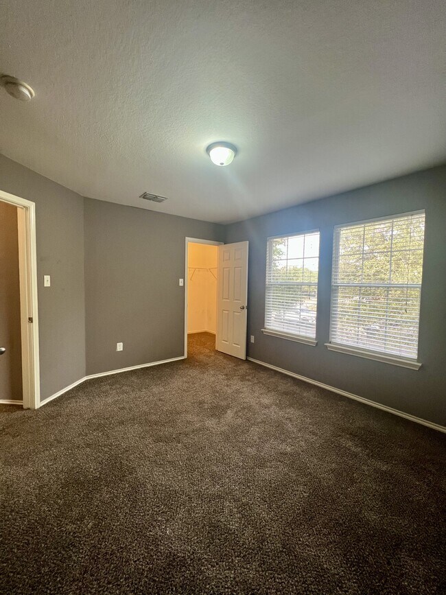 Building Photo - 9411 Rainbow Creek