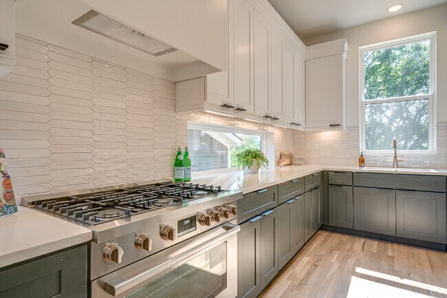 Building Photo - LIKE NEW - Beautiful 4 or 5 BR in Lockelan...