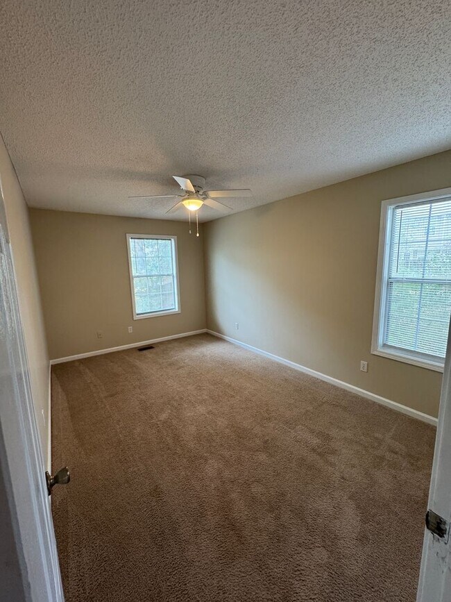 Building Photo - 127 Pineridge Dr