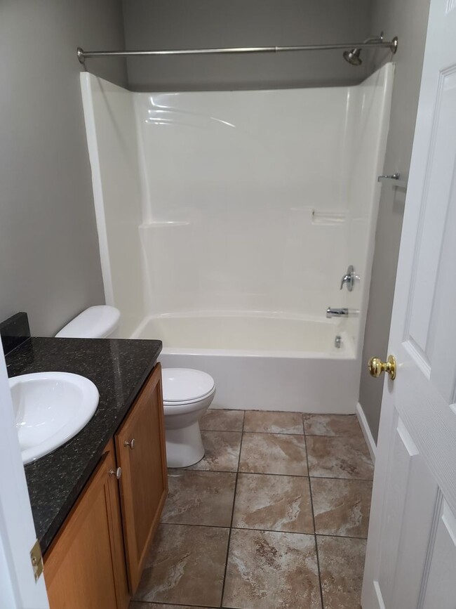 Building Photo - 3 Bedroom 2 1/2 bath Townhome for Rent in ...