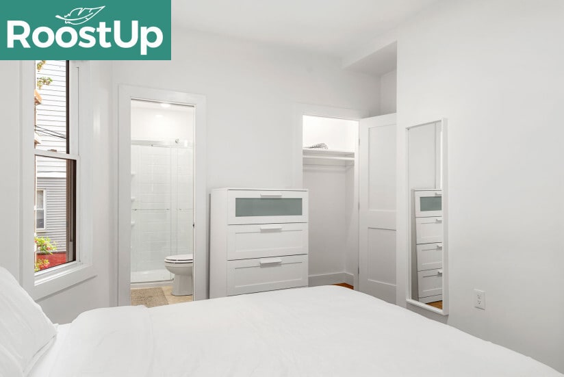 Building Photo - Furnished Bedroom with Private Bath in Sou...