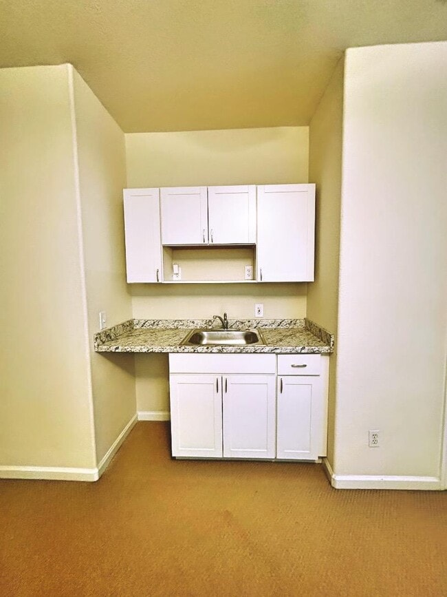 Building Photo - 784 Begonia Dr