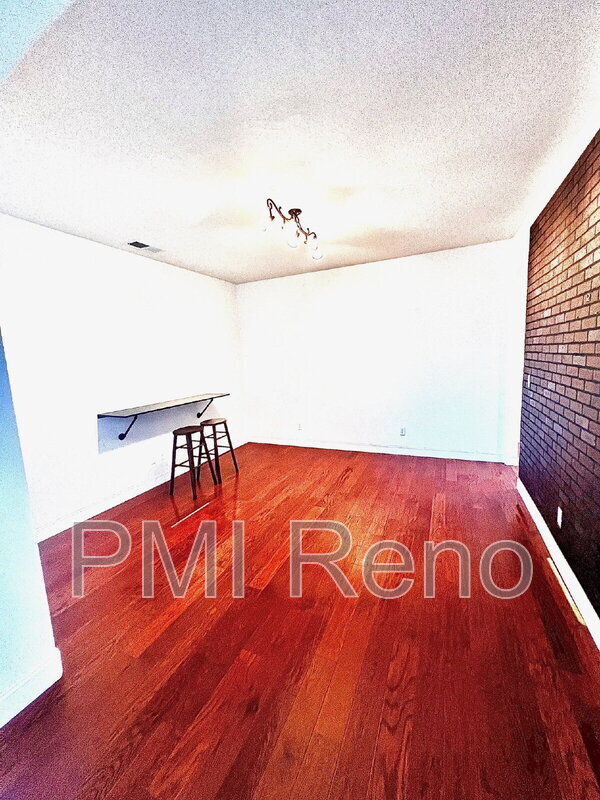 Building Photo - 1720 Oak Dr