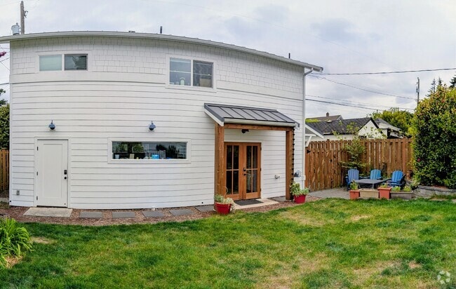 Building Photo - 3240 29th Ave W
