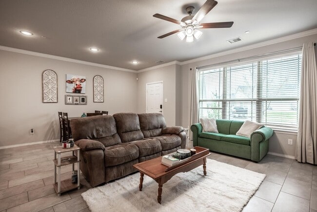 Building Photo - 2204 Greystone Dr