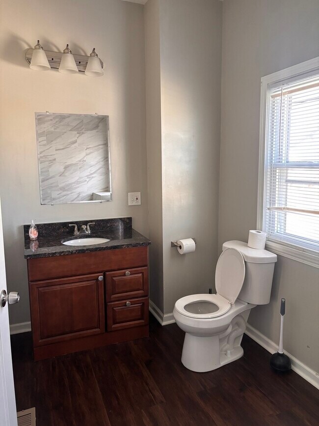 Building Photo - 620 Oneida St