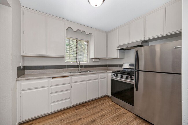 Building Photo - Country living in Beautiful Meadow Vista