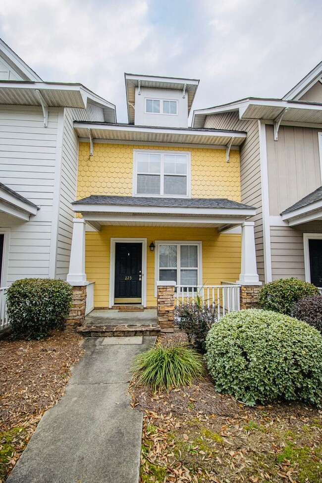 Building Photo - 2 Bedroom, 2.5 Bath Available in Hampton F...