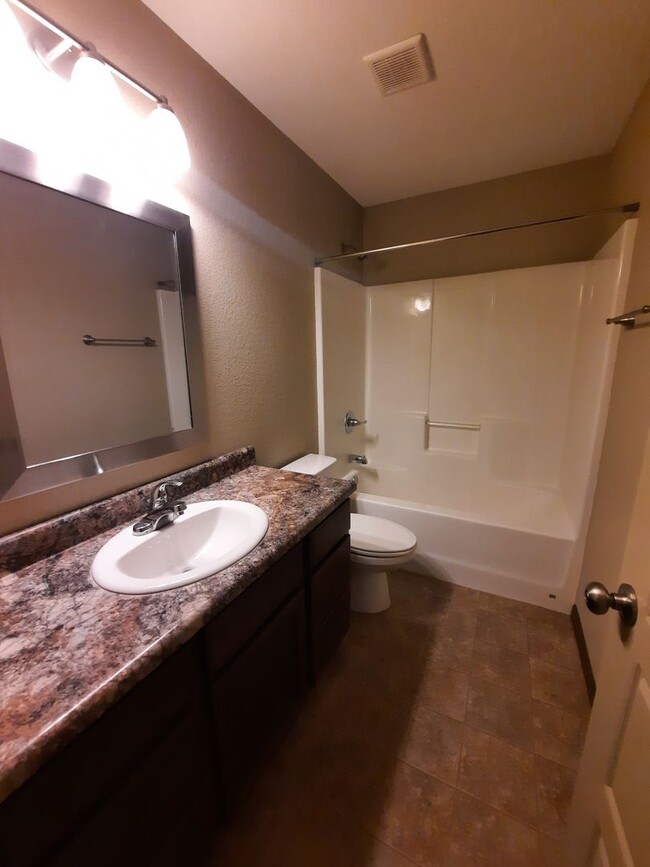 Building Photo - 4 BED | 3 BATH | DOUBLE GARAGE | MALL RIDGE