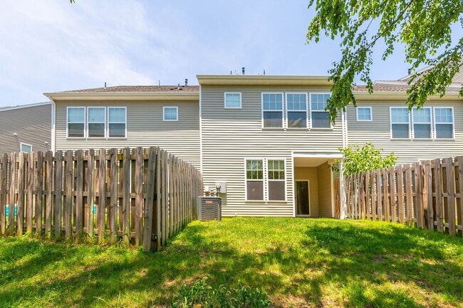 Building Photo - Beautiful 3 bedroom 2 Bath Town Home in Wi...