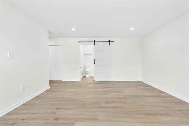 Building Photo - Renovated 4 Bed, 4 Bath Single Level Home, No HOA