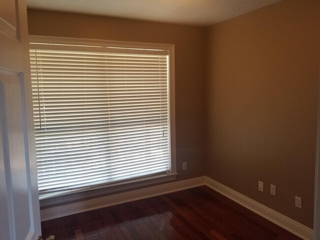 Building Photo - 521 Parish Blvd