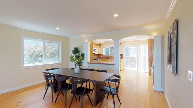 Building Photo - 1618 King St