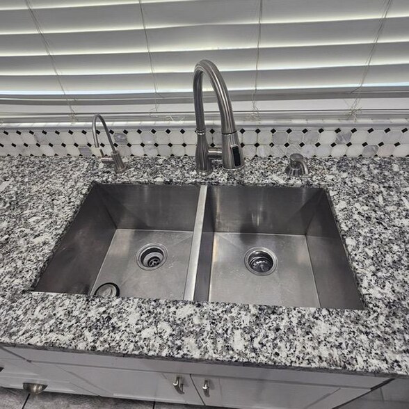 Building Photo - 7132 W Almeria Rd