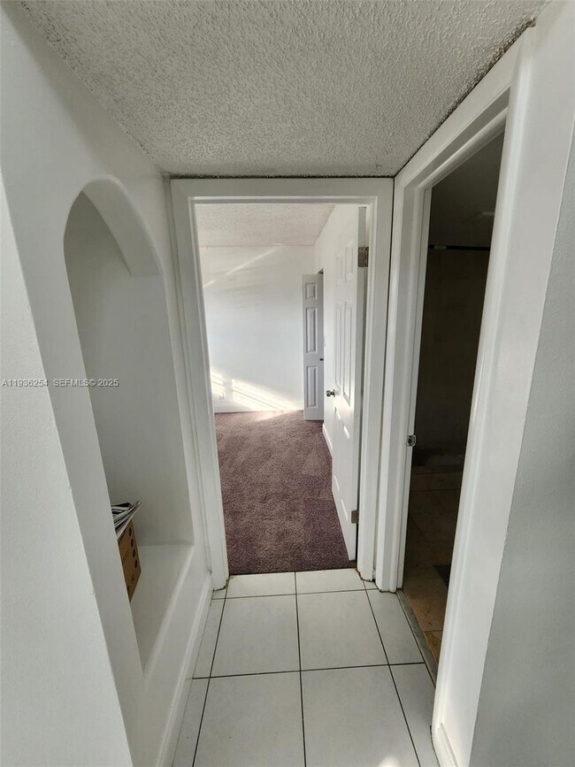 Building Photo - 609 S State Rd 7