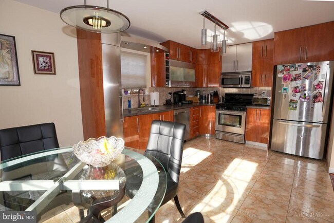 Building Photo - 201 White Pine Ct