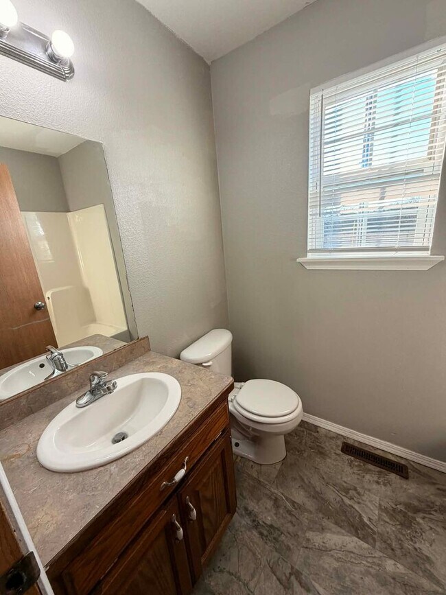 Building Photo - 2 Bedroom 1 Bathroom Ground floor unit close to MSSU! DOWNSTAIRS UNIT!!!