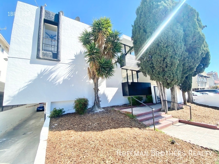 Building Photo - 136 S Oxford Ave