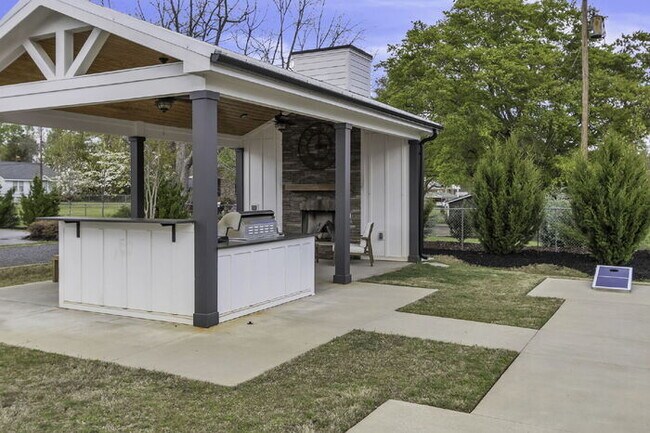 Building Photo - Modern 2BD, 2.5BA Townhouse with Large Loft in Travelers Rest